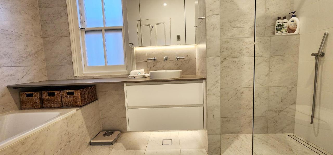Grand Terrace With Secret Garden - 4 Bedrooms Villa Sydney