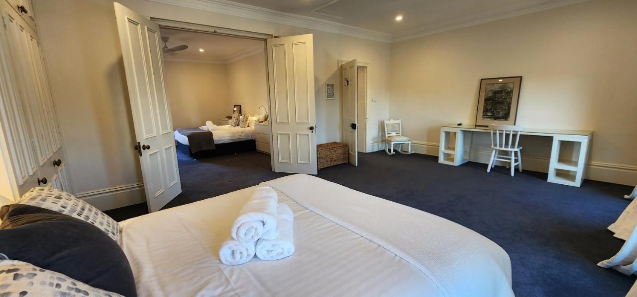 Grand Terrace With Secret Garden - 4 Bedrooms Villa Sydney